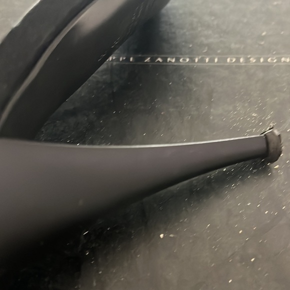 Ladies silk designer evening shoes
Heel needs repair - Picture 5 of 7